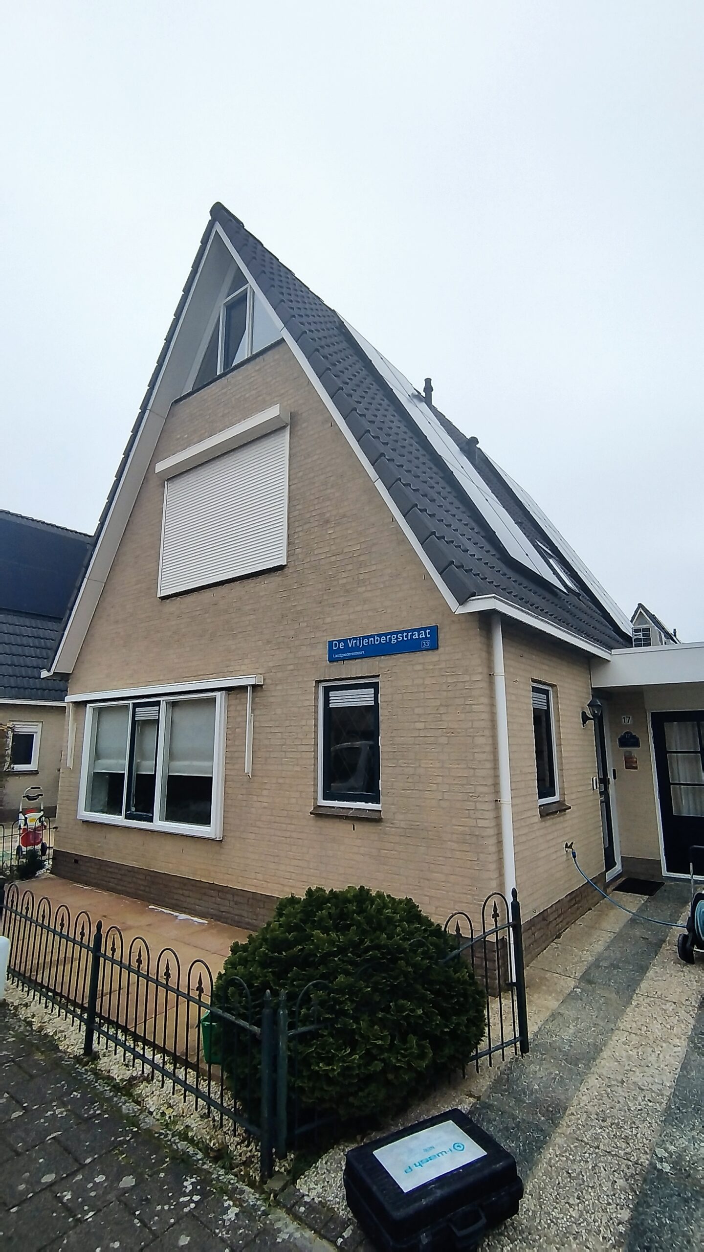 Gevel van dezelfde woning na reiniging, met gereinigd metselwerk