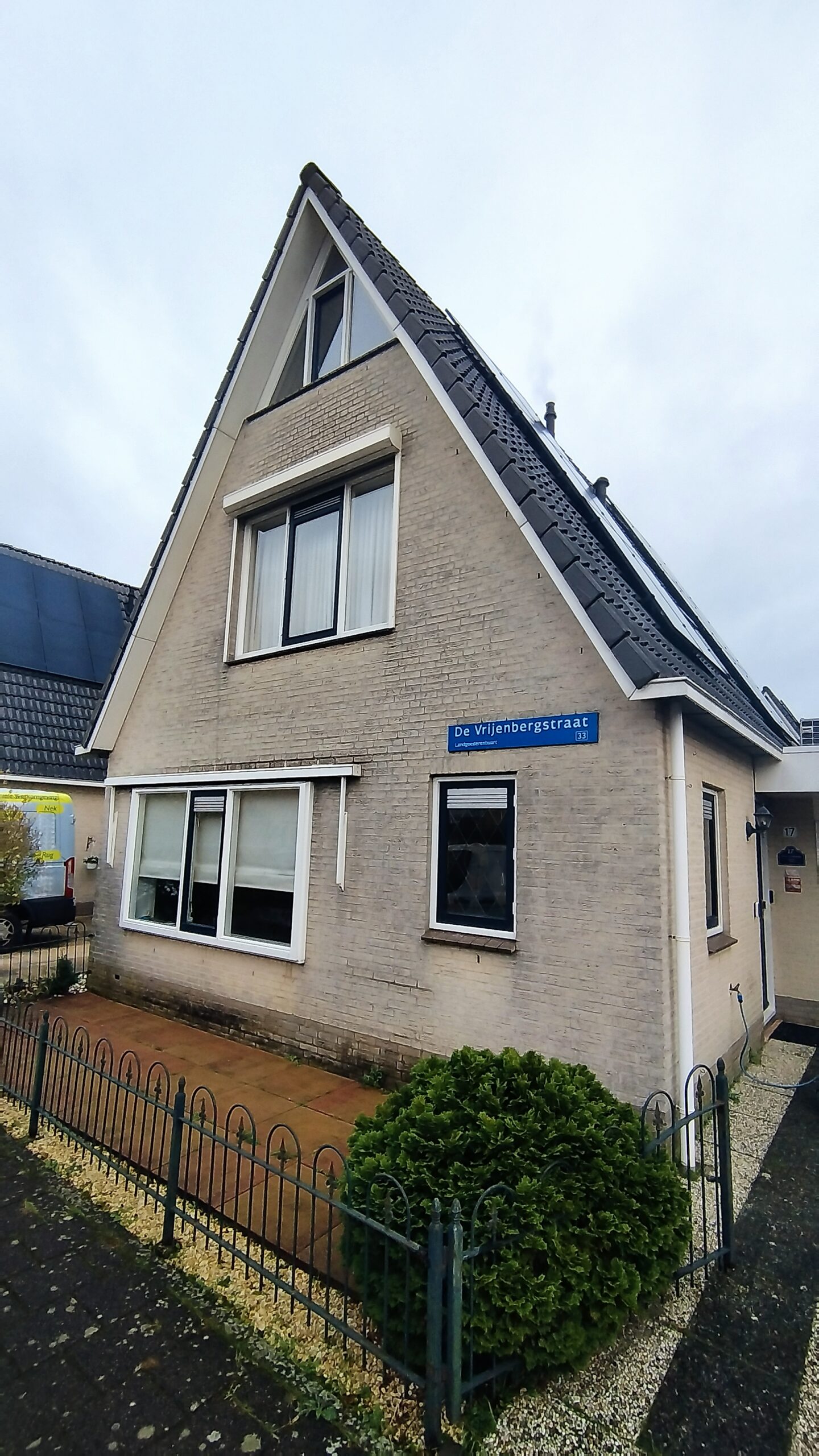 Gevel van een woning vóór reiniging, met donkere aanslag op het metselwerk